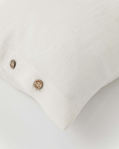 Linen pillowcase with buttons in White - sneakstylesanctums