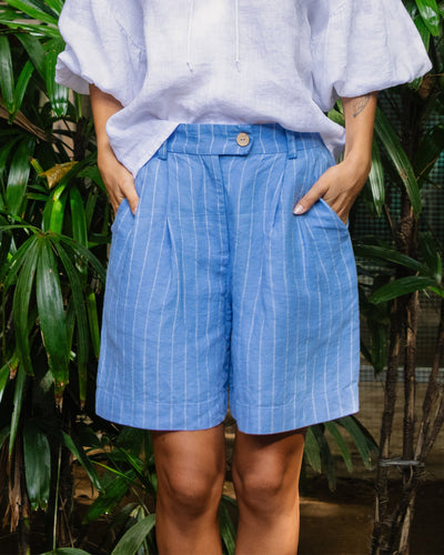 Pleated linen shorts BAGAN in Blue stripes - sneakstylesanctums modelBoxOn2