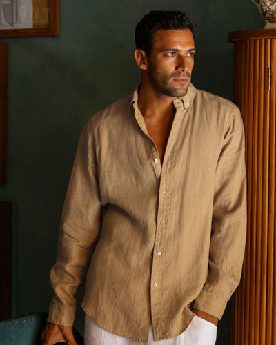 Classic men's linen shirt SINTRA in Wheat - sneakstylesanctums modelBoxOn2